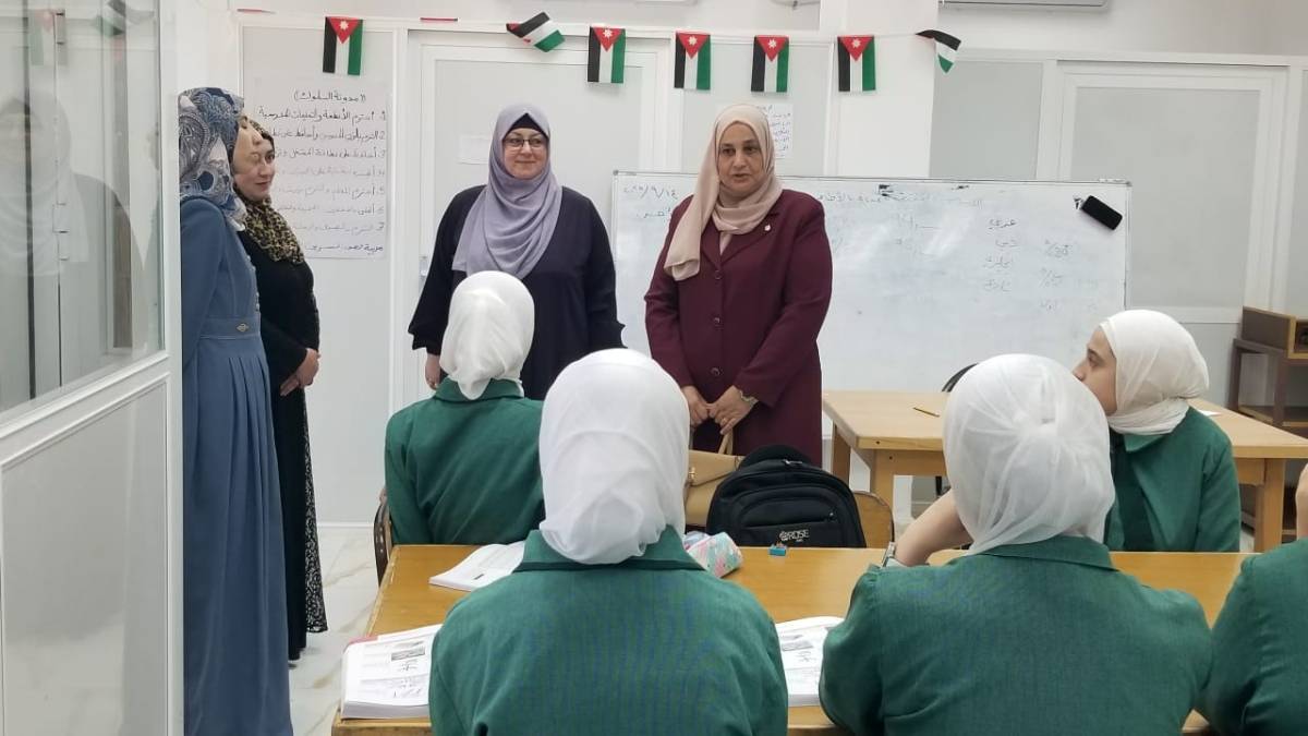 المصري تجري جولة تفقدية في مدارس المزار الشمالي وتتابع برنامج BTEC