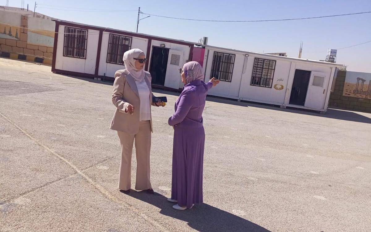 السواريس في جولة صباحية لحل مشكلة الاكتظاظ في مدرسة المناخر الأساسية المختلطة.