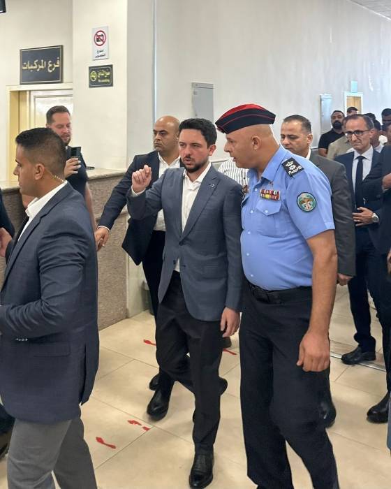 ولي العهد يتفقد قسم ترخيص غرب عمان