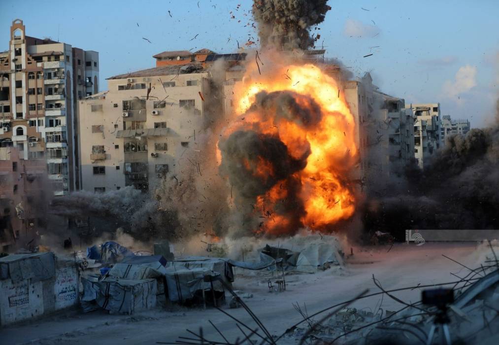 الاحتلال يُكثف غاراته على غزة وشهداء التجويع يرتفع إلى 422