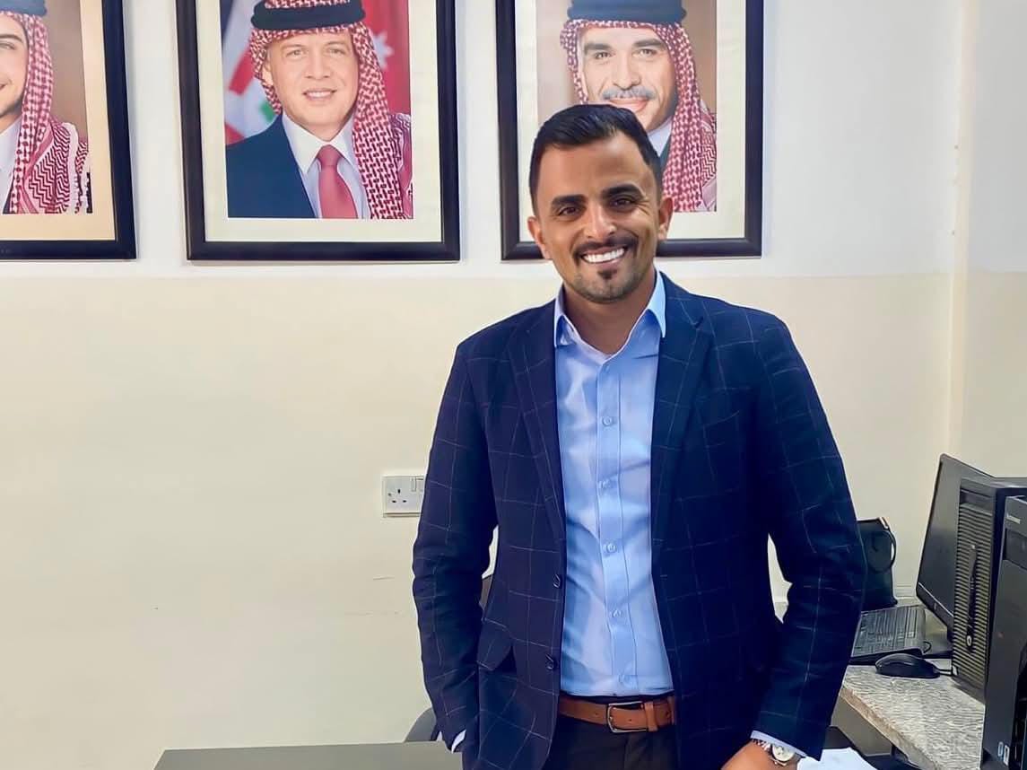 الحواتمة يكتب درس في الانتماء رجل مسن ينظف صورة الملك بيديه