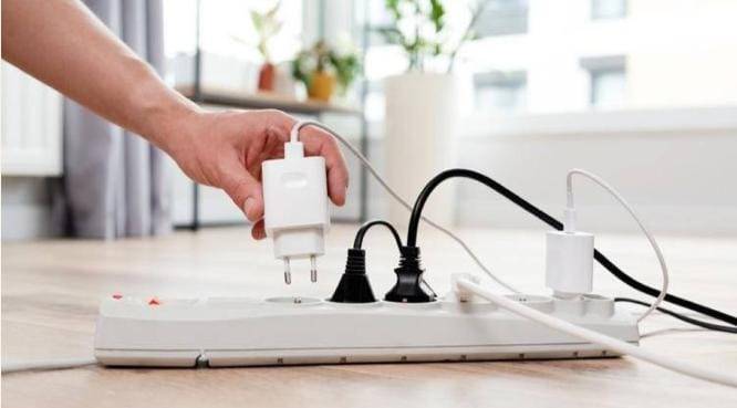 ماذا يحدث عند ترك شواحن الهواتف موصولة بالكهرباء؟