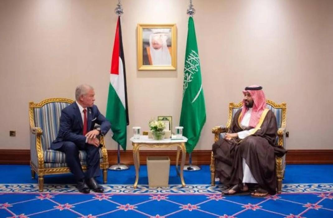 الملك يلتقي ولي العهد السعودي في الدوحة