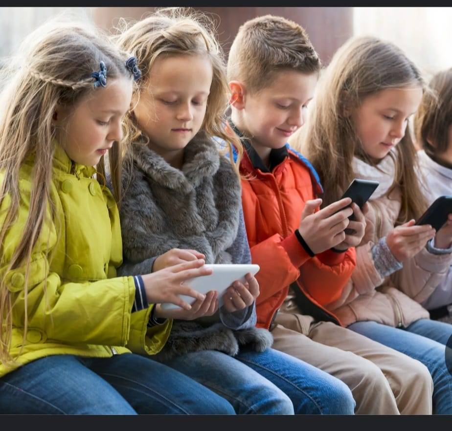 بالهواتف الذكية الطفولة في مهب الشاشة.!!!