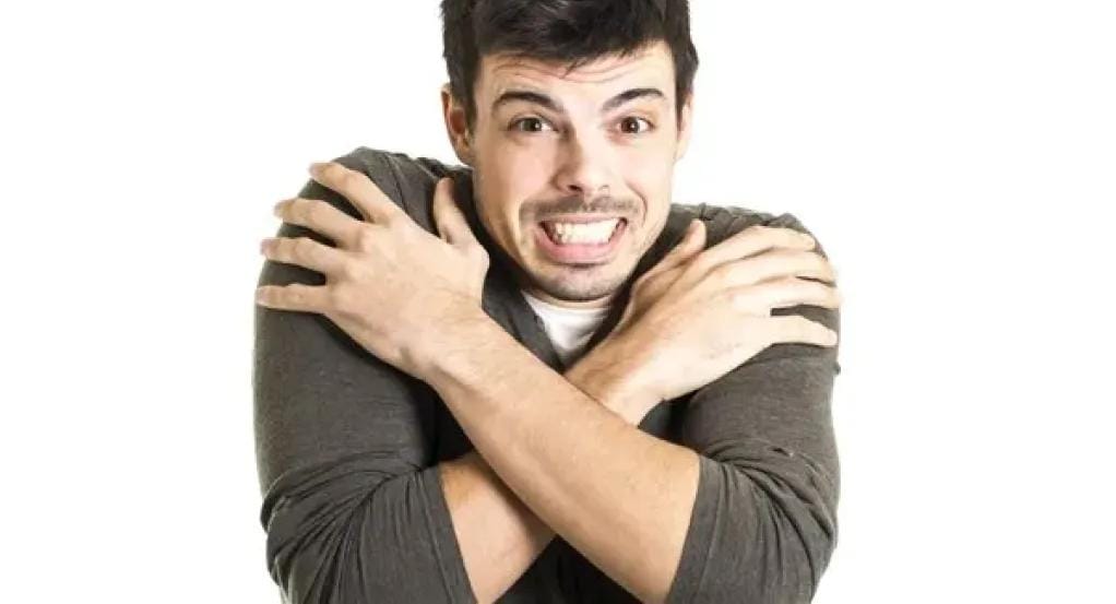 رعشة الجسم المفاجئة.. الأسباب المحتملة ومتى يجب القلق؟