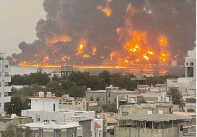 عاجل: اسرائيل تقصف ميناء الحديدة الآن