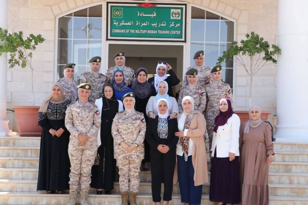 المتقاعدين العسكريين تنظم زيارة لمركز تدريب المرأة العسكرية
