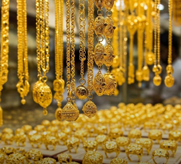 الذهب يستقر قرب أعلى مستوياته السنوية عند 3717 دولارًا للأونصة مع بداية تعاملات الأربعاء