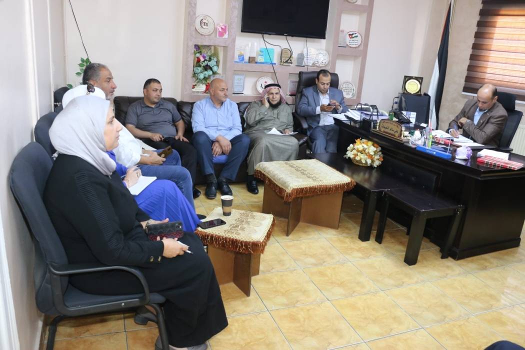 النعيمات يترأس اجتماعًا موسعًا لمناقشة القضايا التربوية والتعليمية بالبترا