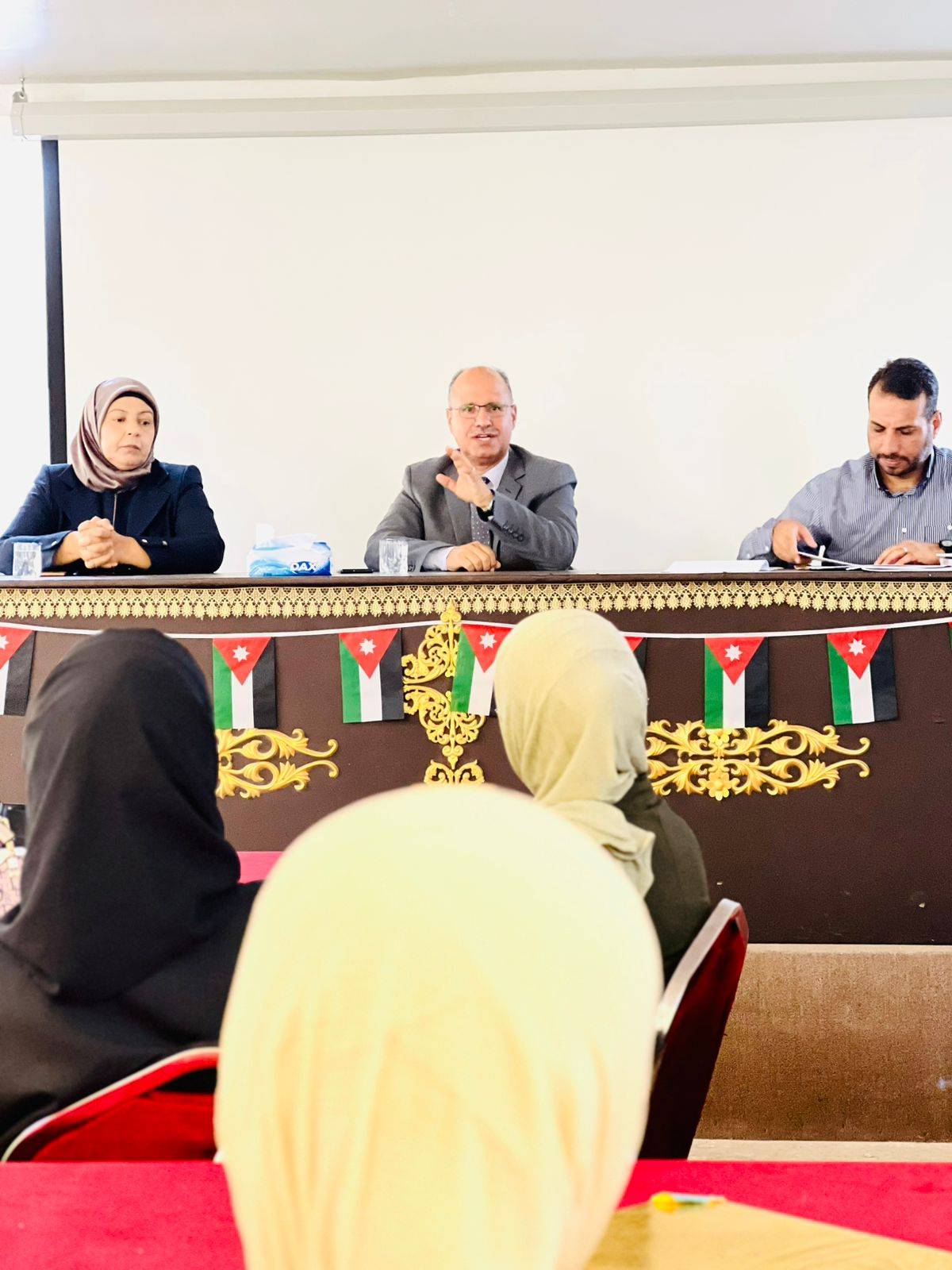 السفاسفة يترأس اجتماعًا هامًا للمرشدين التربويين بالمدارس