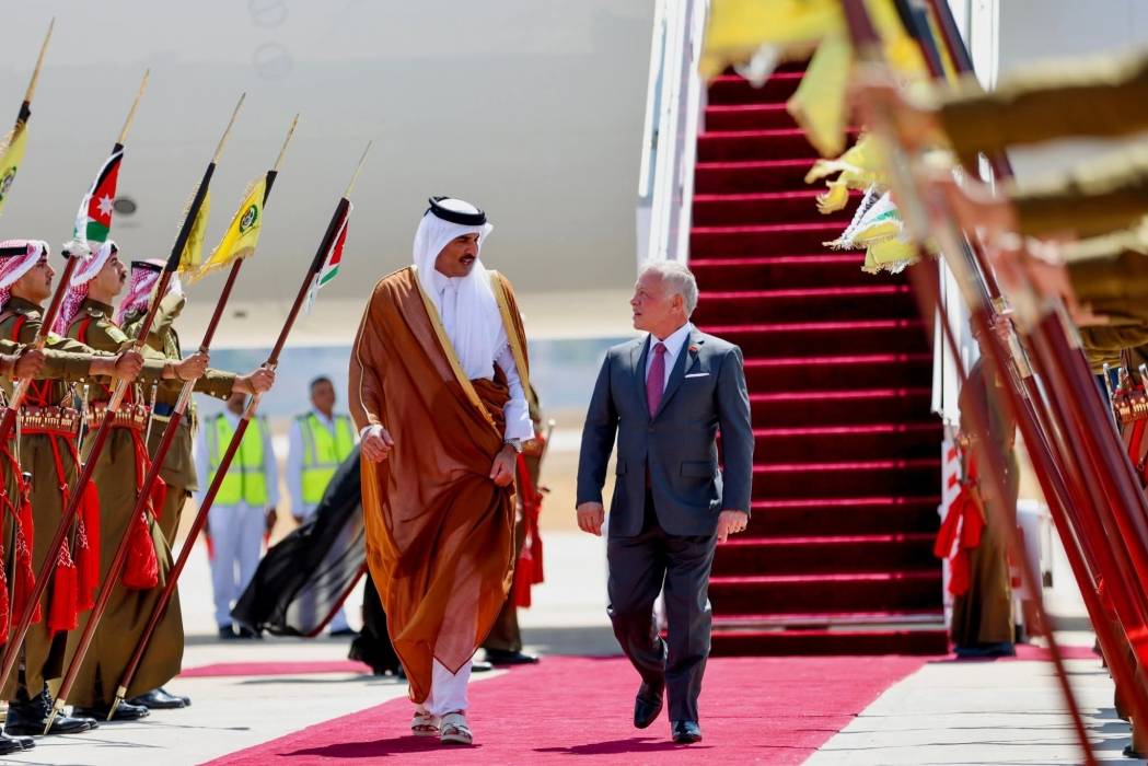 الملك يرحب بأخيه سمو الشيخ تميم في الأردن