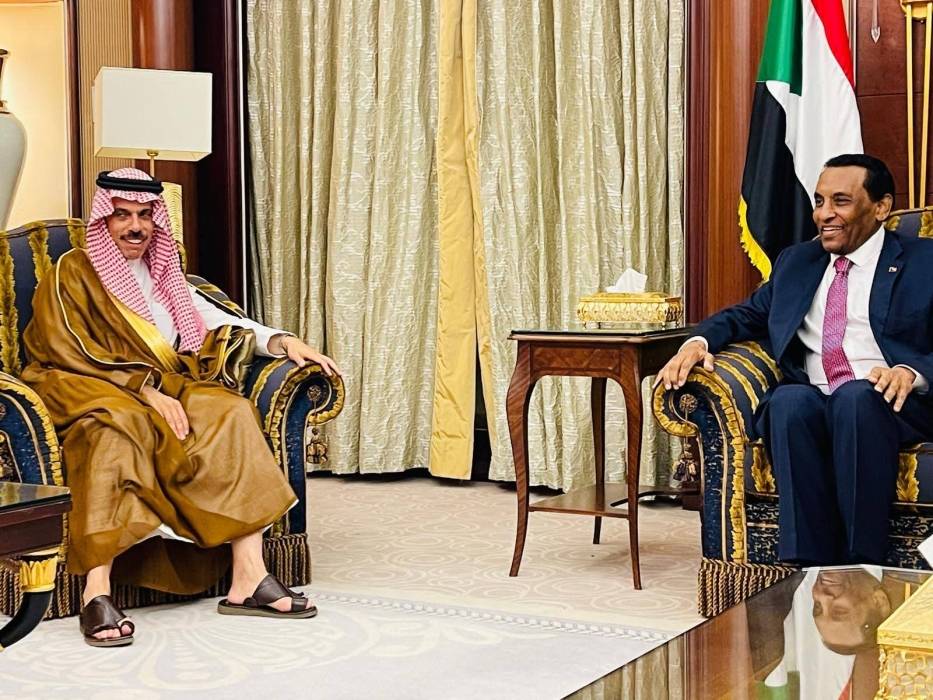 وزير الخارجية السعودي يزور رئيس وزراء السودان ويؤكد متانة العلاقات بين البلدين