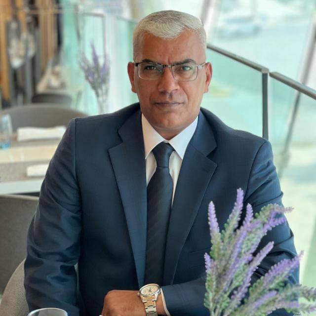 د. ياسر الجلاد نموذج ملهم في العطاء والعمل التطوعي