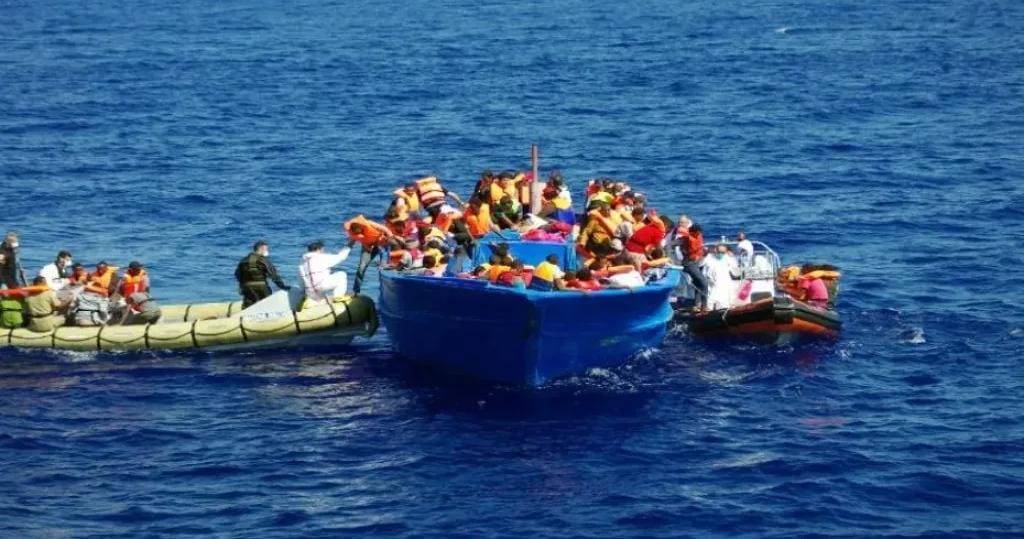 ليبيا تنتشل 15 جثمانًا لمهاجرين غير شرعيين ..بعد غرق المركب