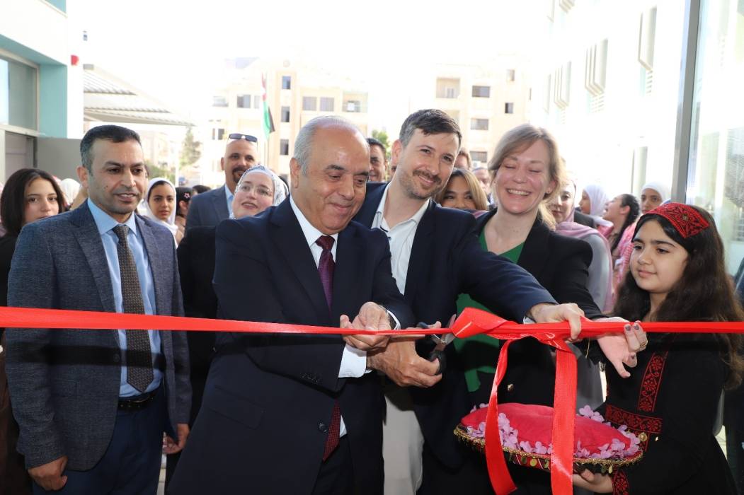 وزير التربية يفتتح المبنى الجديد لمدرسة الهاشمي الشمالي الأساسية بدعم من الحكومة الألمانية
