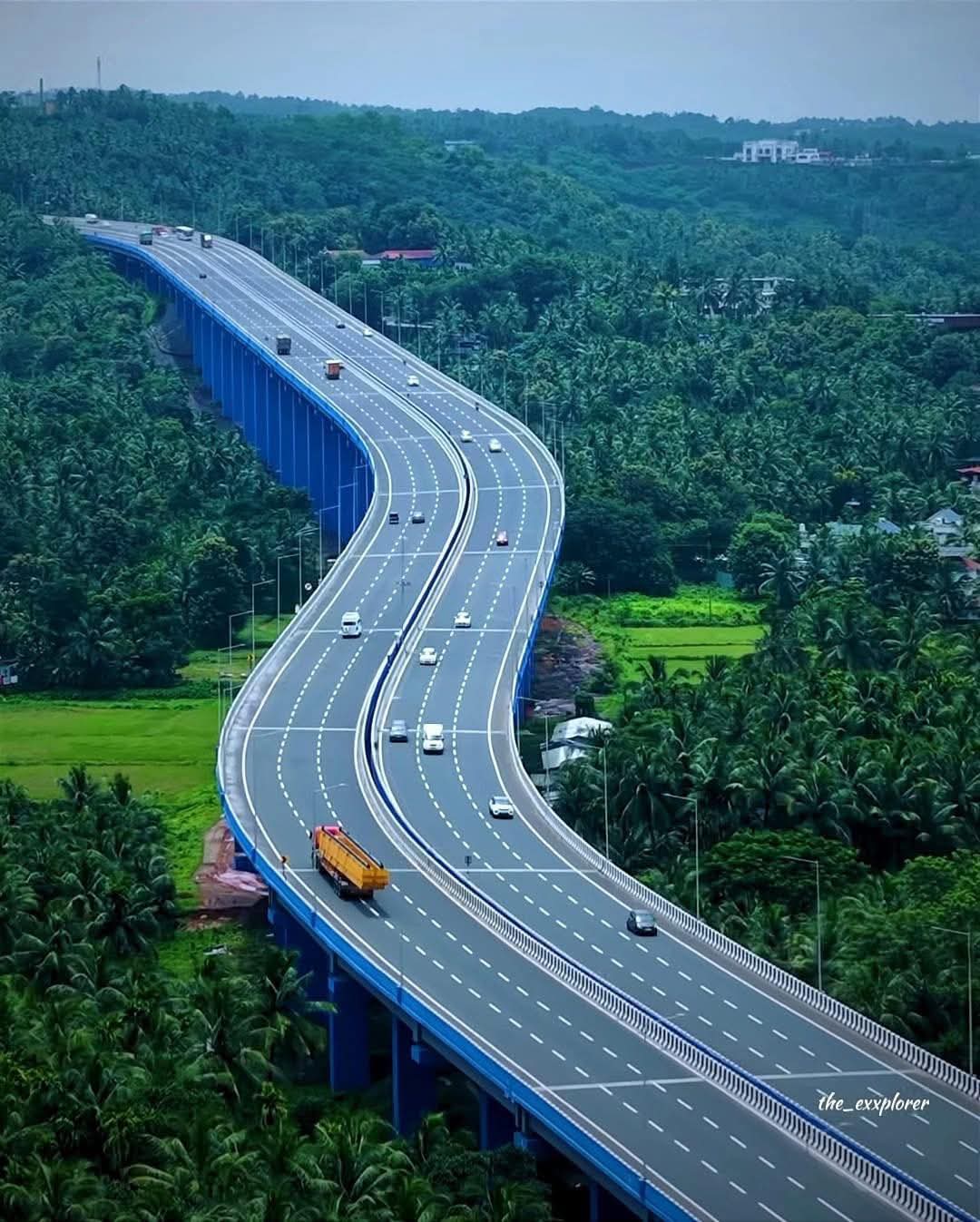 جسر في ولاية كيرلا جنوب الهند يعتبر واحد من أضخم مشاريع الطرق العلوية