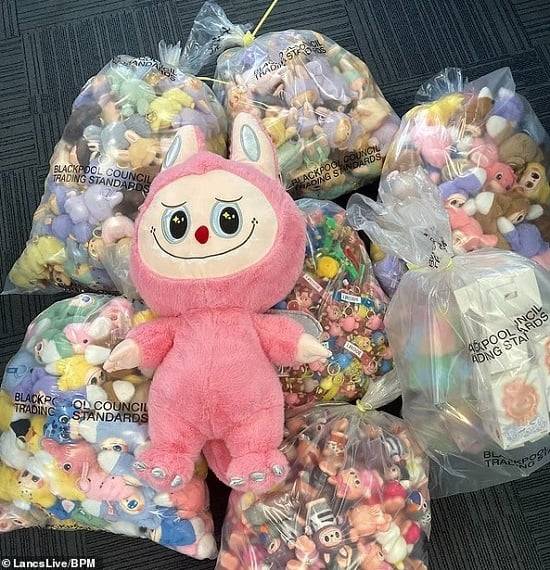 ضبط مئات الآلاف من دمى ”لابوبو” المزيفة في بريطانيا.. خطر على الأطفال والاقتصاد