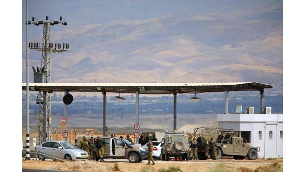 الاحتلال يغلق معبر الكرامة ويجبر الحافلات على العودة لأريحا