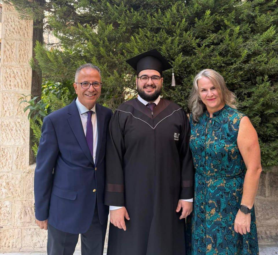 شذى الشوابكة تهنئ السفير خالد الشوابكة بتخرج نجله عبدالله من الجامعة الأمريكية