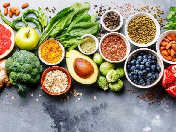 أطعمة تحمي القلب وتحافظ على صحة الشرايين