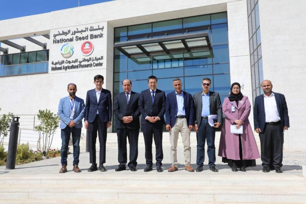 نائب وزير الزراعة الأوزبكستاني يطلع على التجربة الأردنية في مجال تطوير البحث العلمي