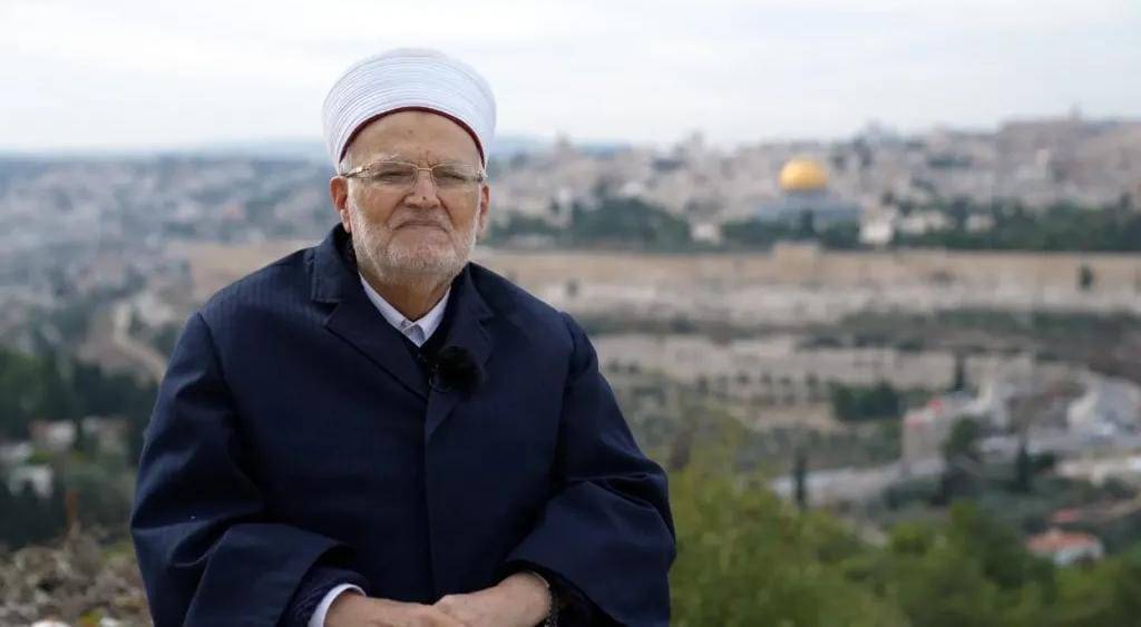 إسرائيل تبعد خطيب المسجد الأقصى عن منبره لستة أشهر بقرار مثير للجدل