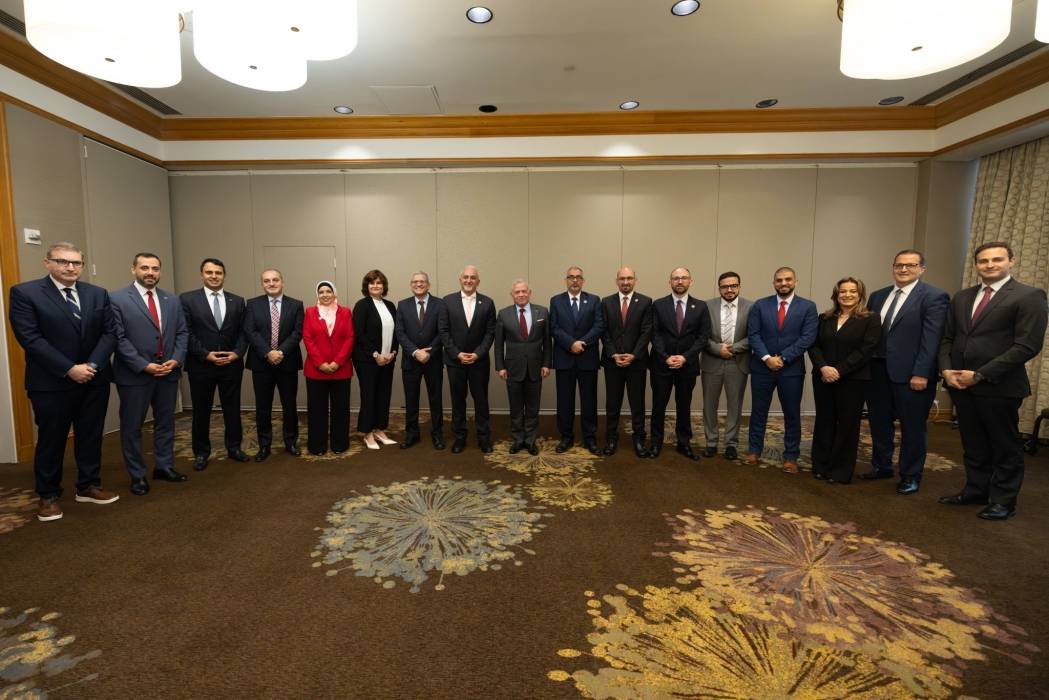 الملك يجتمع في نيويورك بأعضاء جمعية الأطباء الأردنية الأمريكية ويبحث فرص تعزيز دعم القطاع الطبي في المملكة