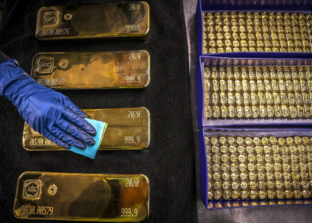 الذهب يحوم قرب مستواه القياسي