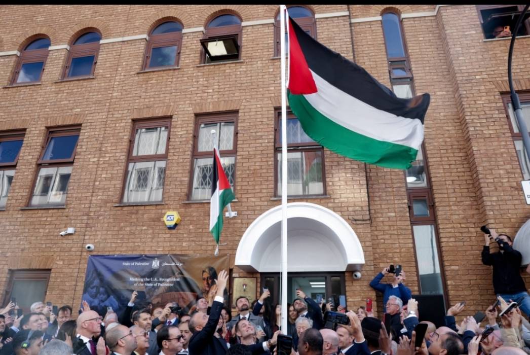 رفع علم فلسطين فوق مبنى سفارتها في لندن
