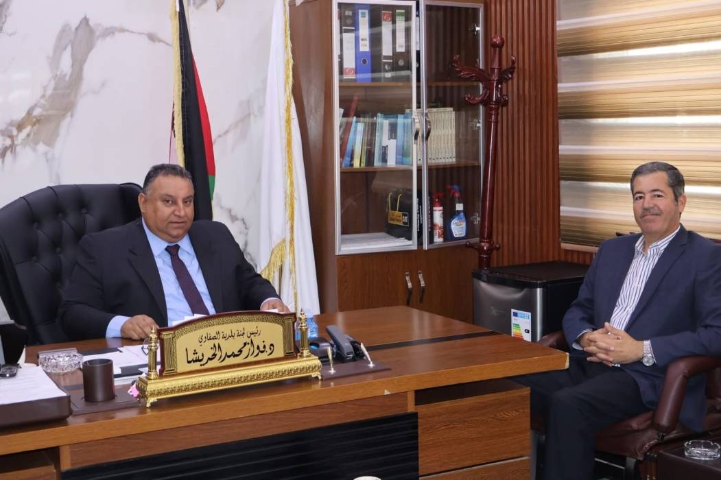 محافظ المفرق يزور الصفاوي ويشيد بجهود البلدية في خدمة المجتمع وتنمية الزراعة الحديثة