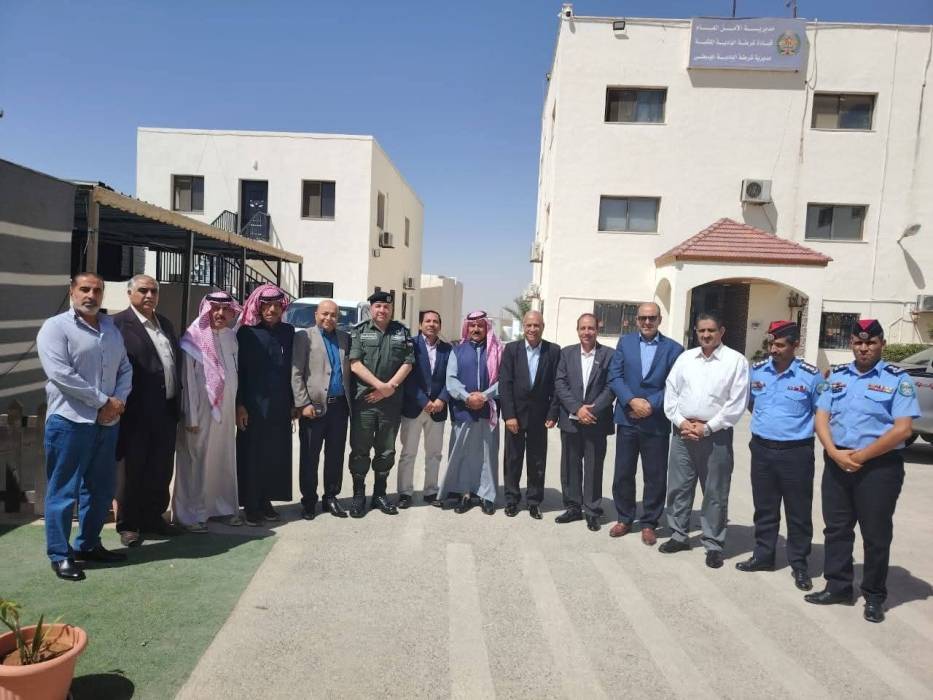 مدير شرطـة الباديـة الوسطى يلتقي متقاعدين عسكريين