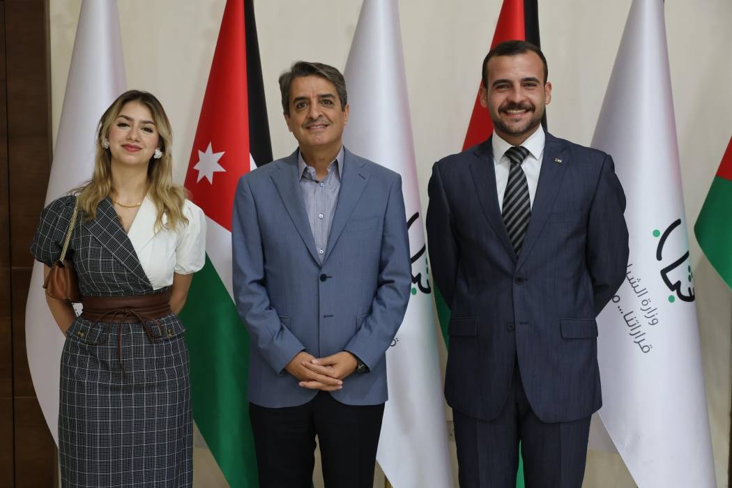 وزير الشباب يبحث التعاون مع فريق البذل والعطاء