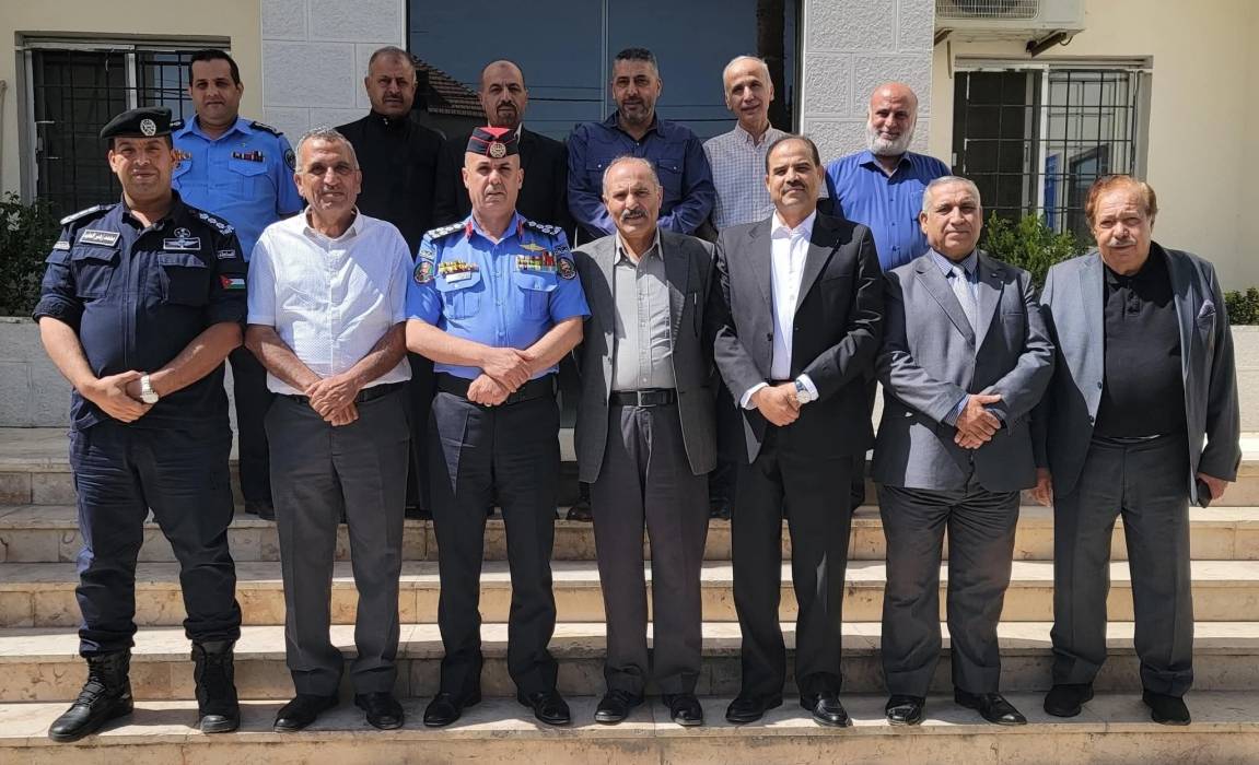 مدير شرطة شمال عمان يلتقي عدد من المتقاعدين العسكريين