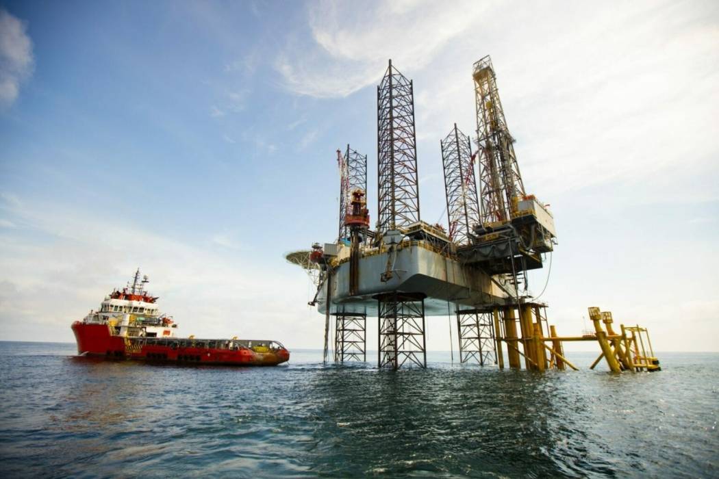 ارتفاع أسعار النفط مع انخفاض مخزونات الخام الأمريكية