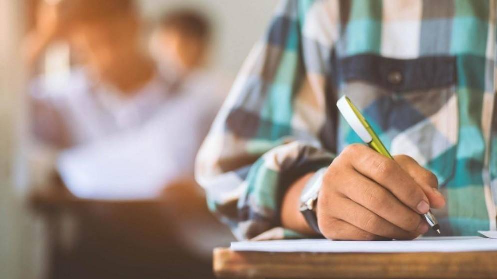 تحويل أجور العاملين في امتحان الثانوية العامة للبنوك