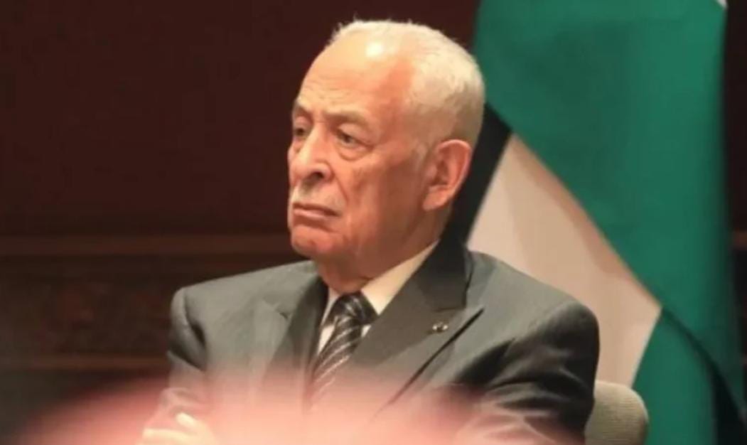 العيسوي ينقل تمنيات الملك وولي العهد بالشفاء للوزير استيتية