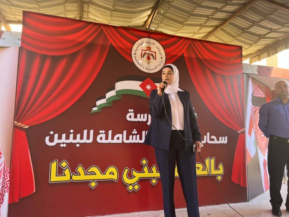 السواريس تشارك الطلبة الطابور الصباحي في مدرسة سحاب الثانوية للبنين خلال الزيارة الإدارية العامة .