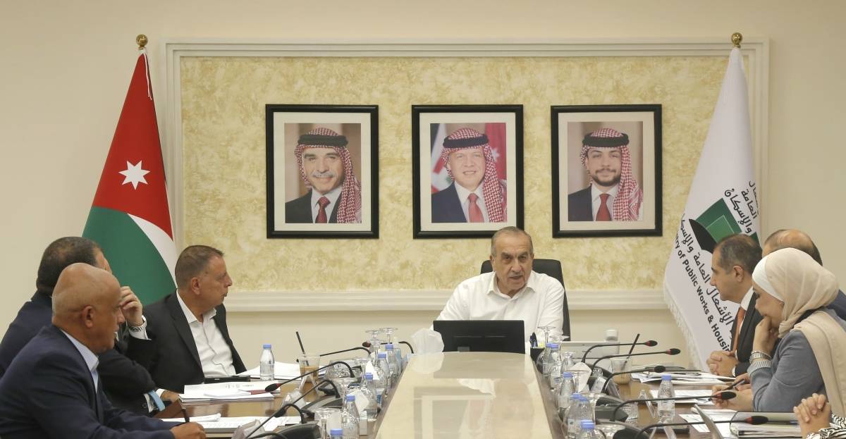 اجتماع في الأشغال لمناقشة خطط تطوير جسر الملك حسين
