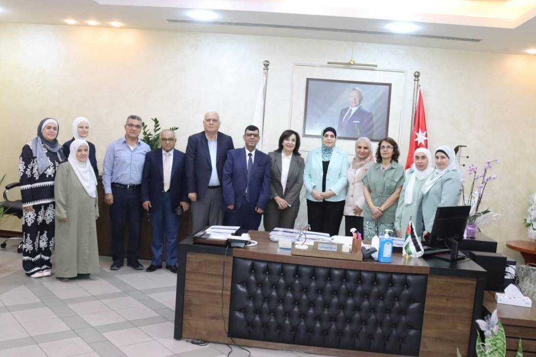 وفد من كلية الصيدلة في الجامعة الأردنية يزور الغذاء والدواء