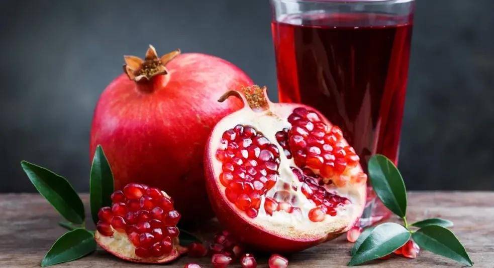 تفسير رؤية الرمان في المنام لابن سيرين والنابلسي.. دلالات الخير والشر حسب الحالة