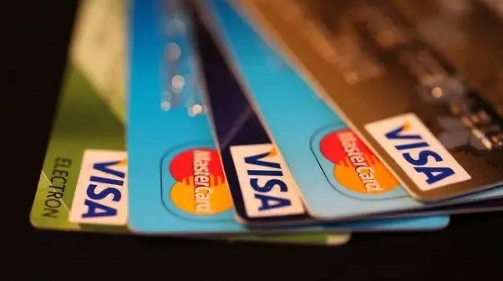 دار الإفتاء المصرية توضح حكم التعامل بفيزا المشتريات.. متى يصبح حرامًا؟