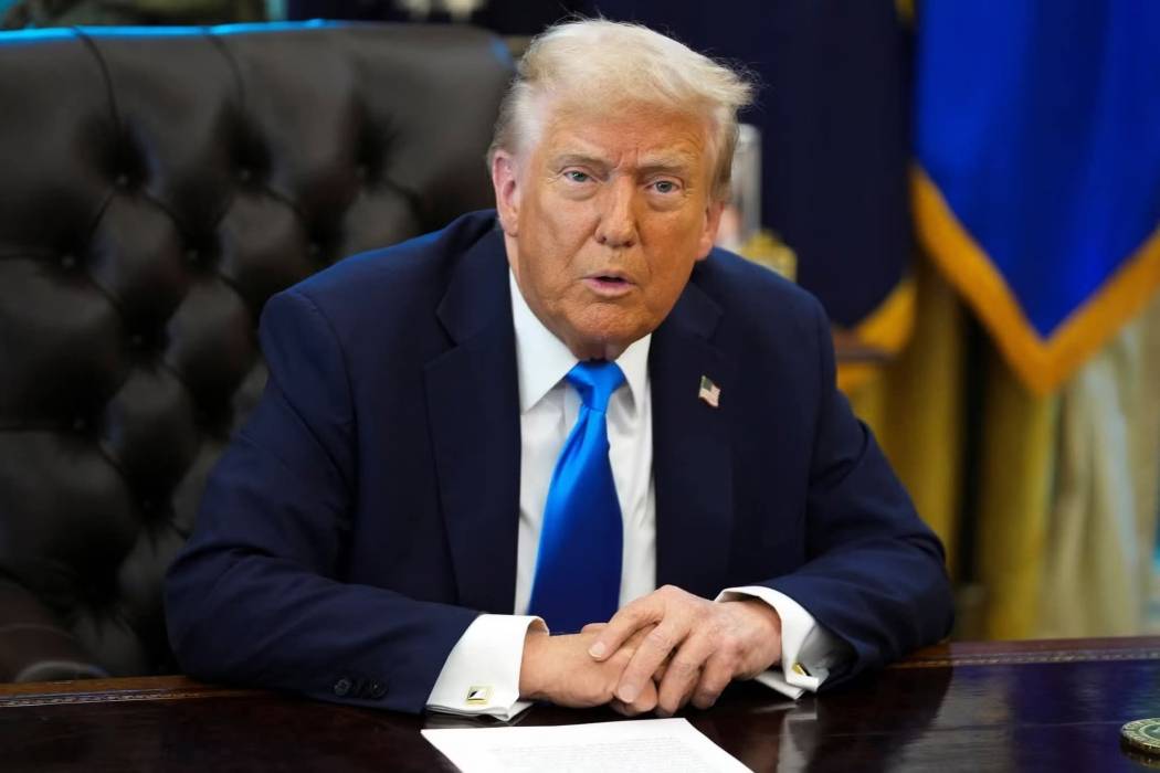 الرئيس الأمريكي يفرض رسوما جمركية جديدة على الشاحنات الثقيلة والأدوية والأثاث