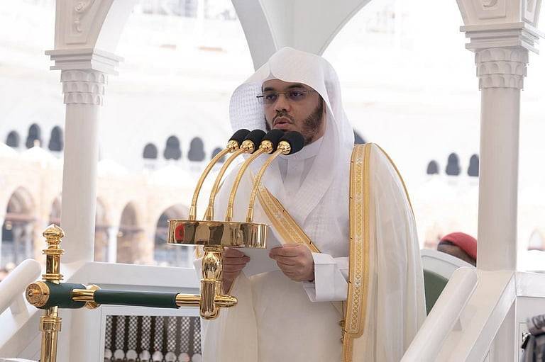 خطبة الجمعة من المسجد الحرام: الشيخ الدوسري يتحدث عن حب الوطن وحقوقه وينعى المفتي العام للمملكة