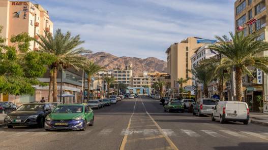 الحكومة تعفي المركبات العمومية في العقبة من رسوم الترخيص بنسبة 50