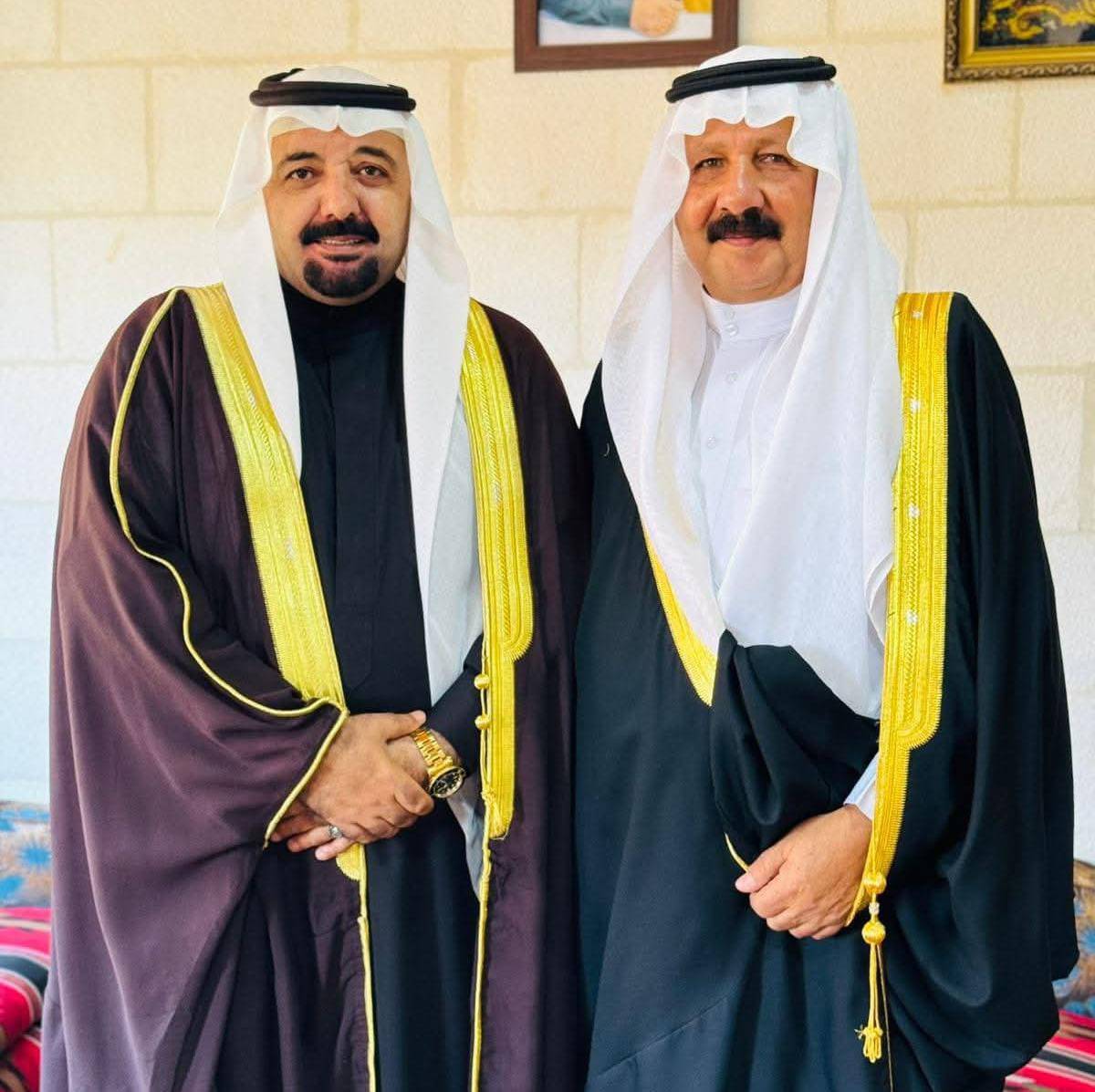 الشيخ هاشم فهد أبو زيد يتلقى هدية رمزية من المختار باسم أبو فراس