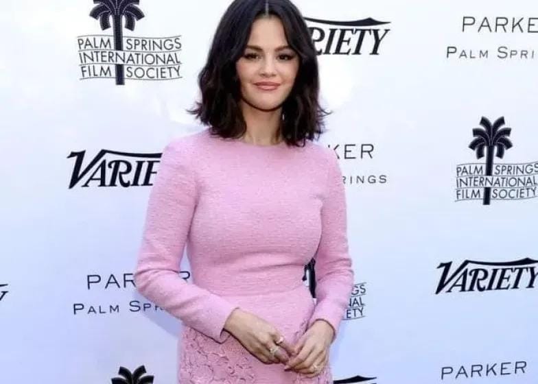 اللون الوردي يسيطر على صيحات الموضة لخريف 2025