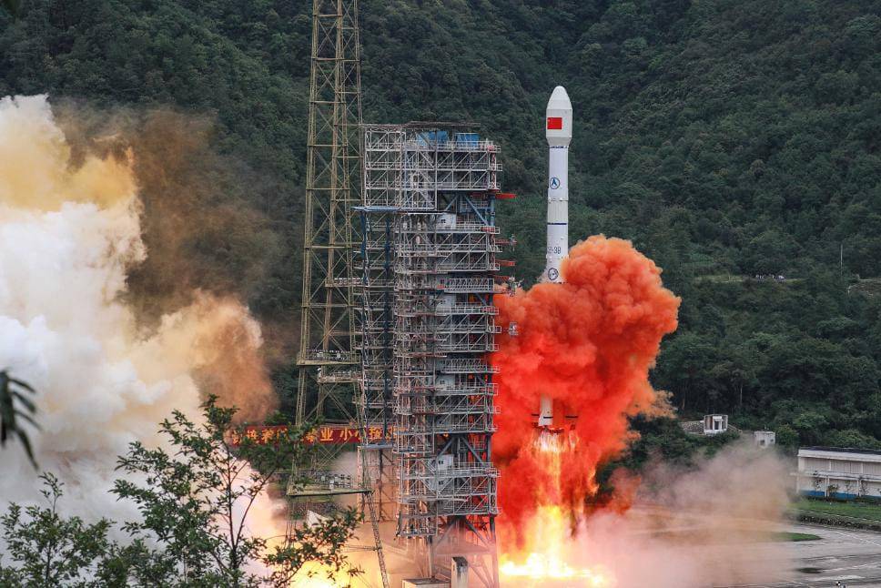 الصين تطلق مجموعة أقمار صناعية في مدار أرضي منخفض
