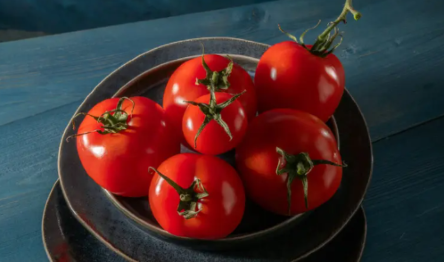 لون أبيض داخل الطماطم يقلق المصريين .. والزراعة توضح