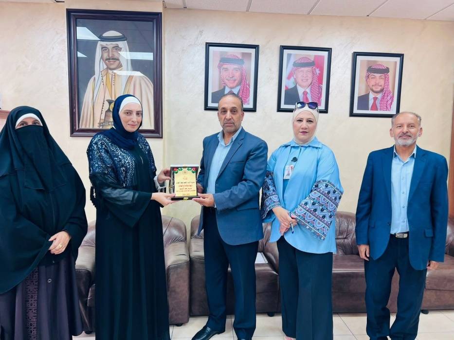 الفَتينات يكرّم المعلمة أبو الفيلات لفوزها بالمركز السابع عالميًا في مسابقة المعلم المبدع