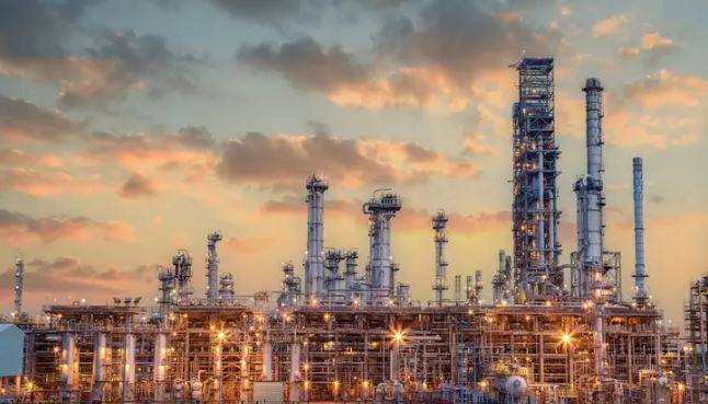 تراجع أسعار النفط مع استئناف صادرات كردستان وخطط “أوبك+” لزيادة الإنتاج